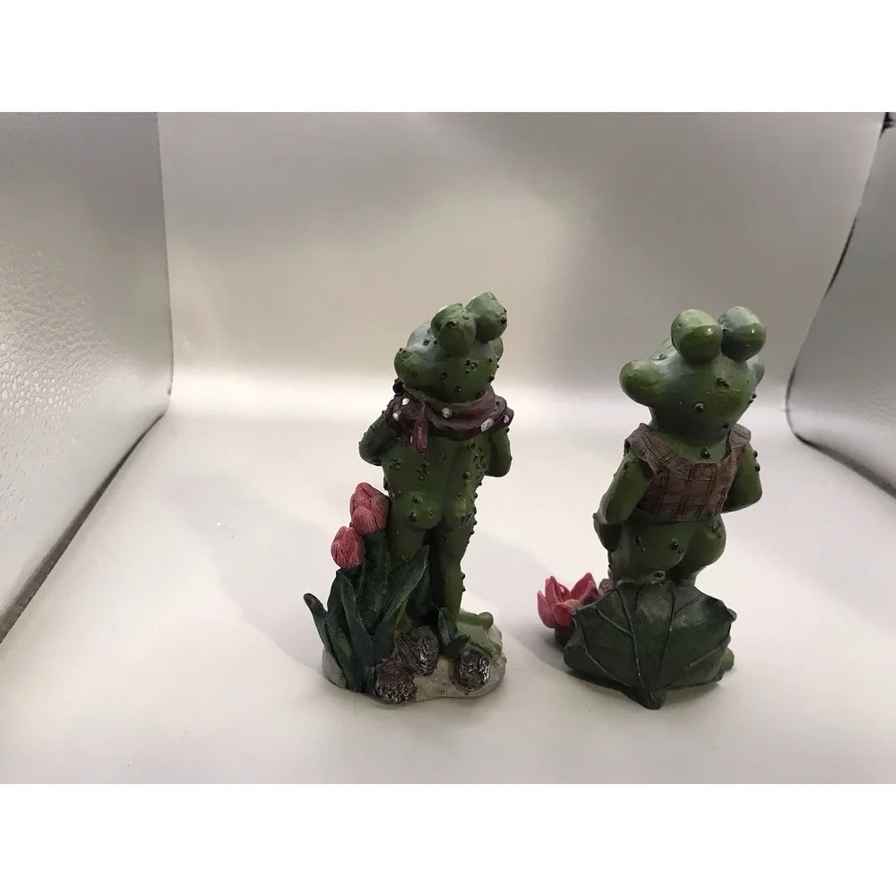Pair Of Resin Gardening Frogs 2